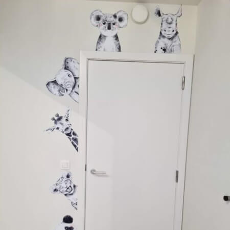 Adhesivos alrededor de la puerta y los muebles: animales en blanco y negro