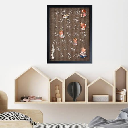 Tăbliță ca imagine într-o cameră pentru copii cu alfabet în maro