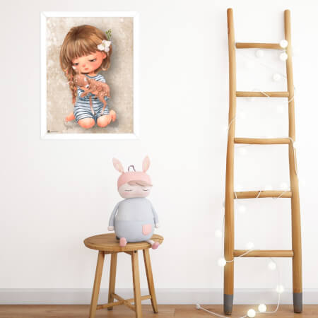 Bild an der Wand-kleines Mädchen mit Hirsch in der Beige