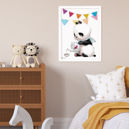 Cuadro infantil de un panda con una tetera y banderitas