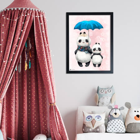Pictură cu panda cu o umbrelă albastră într-o cameră pentru copii