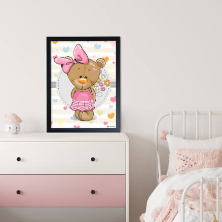 Un cuadro de un oso de peluche con un lazo rosa para la habitación de una niña