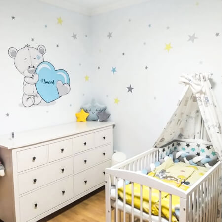 Stickers chambre bebe - Ourson gris avec étoiles jaunes et bleues