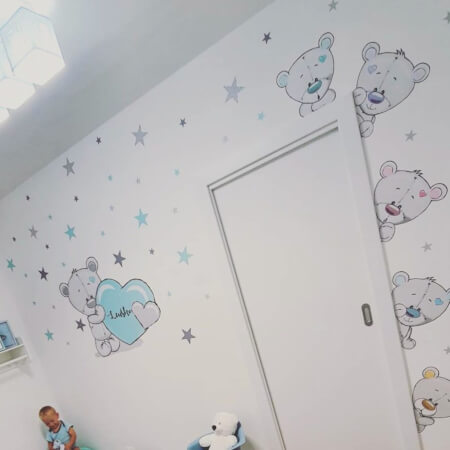 Dětské samolepky na zeď - Šedí plyšoví medvídci kolem dveří