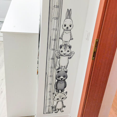 Samolepky do dětského pokoje - Šedé zvířátka s dětským metrem (150 cm)