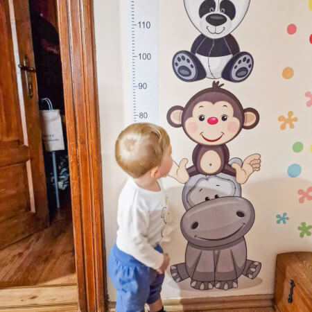 Medidor infantil autoadhesivo para pared en gris