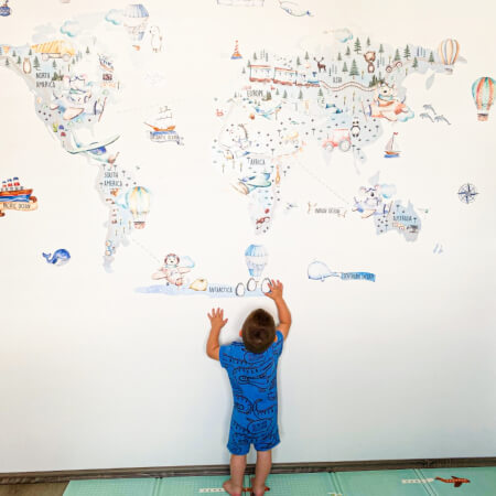 Chlapčenská cestovateľská mapa sveta