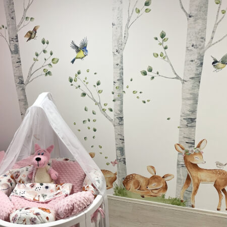 Igrive srne v brezovem gozdu – nalepke za otroško sobo