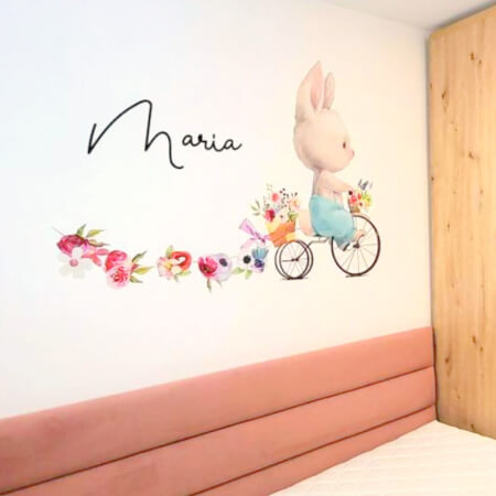Nálepka na stenu s menom - Zajačik s kvetmi