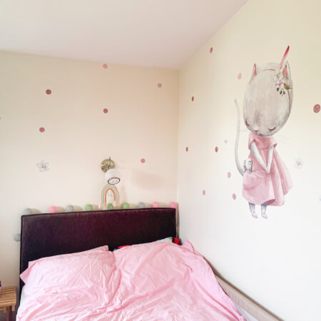 Samolepka na stenu - Romantická tapeta mačičky s malou myškou a bodkami