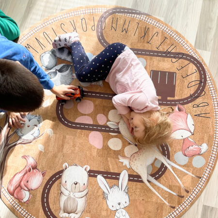 Ein Kinderteppich aus Kork mit Tieren