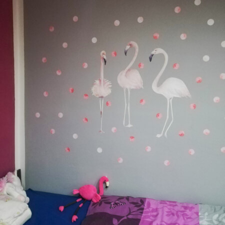 Sienas uzlīme — rozā flamingo ar bumbuļiem