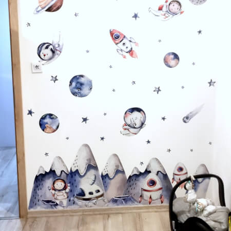 Un tema spaziale preferito per la stanza dei bambini con allegri astronauti e pianeti.