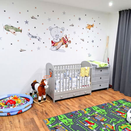 Nálepka na stenu pre chlapcov - Macko s lietadlom a hviezdy do detskej izby