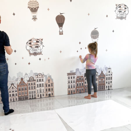 Nálepky na stenu - Domy s balónmi v hnedých farbách