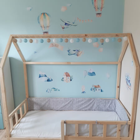 Muurstickers babykamer -Zelfklevend behang voor aan de muur Vliegtuigen en ballonnen met een naam